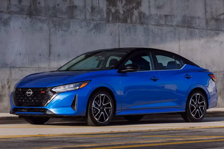  Nissan Sentra: 152.659 xe bán ra Trong khi mẫu xe cỡ trung Altima không lọt vào danh sách top ôtô bán chạy nhất tại Mỹ thì Sentra đã ghi dấu. Doanh số của Nissan Sentra tăng 40% trong năm 2024, trở thành mẫu xe bán chạy thứ hai của Nissan.