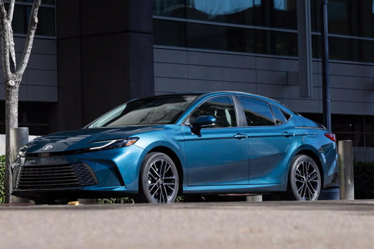  Toyota Camry: 309.876 xe bán ra Camry tiếp tục là mẫu xe chở khách bán chạy nhất (không phải SUV hay xe tải), với doanh số tăng 6% so với năm 2023, nhờ sự kết hợp giữa mẫu cũ và phiên bản hybrid 2025 mới. 