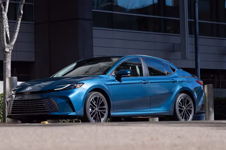  Toyota Camry: 309.876 xe bán ra Camry tiếp tục là mẫu xe chở khách bán chạy nhất (không phải SUV hay xe tải), với doanh số tăng 6% so với năm 2023, nhờ sự kết hợp giữa mẫu cũ và phiên bản hybrid 2025 mới. 