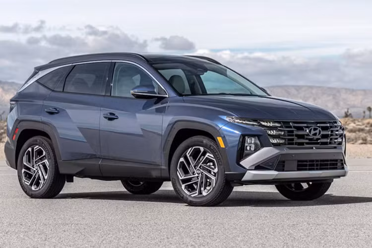  Hyundai Tucson: 206.126 xe bán ra Mẫu SUV Tucson tiếp tục là dòng xe bán chạy nhất của Hyundai, dù doanh số giảm 2% so với năm 2023. Phiên bản 2025 được kỳ vọng sẽ giúp cải thiện doanh số vào năm tới. 