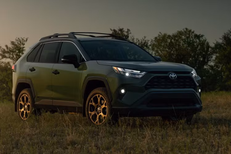  Toyota RAV4: 475.193 xe bán ra RAV4 tiếp tục dẫn đầu danh sách các mẫu xe bán chạy không phải xe tải, với doanh số tăng 9% so với năm 2023, mặc dù thế hệ hiện tại đang lạc hậu.