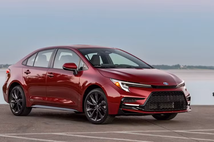  Toyota Corolla: 232.908 xe bán ra Doanh số của Corolla không thay đổi so với năm trước, khiến mẫu xe này không vượt qua đối thủ Honda Civic. Điều này là hợp lý khi Civic là mẫu xe giành giải thưởng 10Best, còn Corolla thì không. 