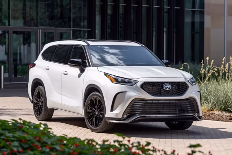  Toyota Highlander: 169.543 xe bán ra Doanh số của Highlander giảm mạnh 47%, chủ yếu do sự xuất hiện của mẫu xe lớn hơn là Grand Highlander, với 71.721 xe được bán ra trong năm đầu tiên. 