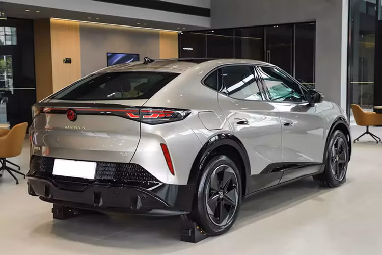 Ngoài ra, xe còn sở hữu tỷ lệ phân bổ trọng lượng 50:50, sử dụng lốp thể thao kích thước 235 mm phía trước và 255 mm phía sau, hệ thống treo độc lập 5 liên kết phía sau, hệ thống treo thích ứng DCC cùng 5 chế độ lái.