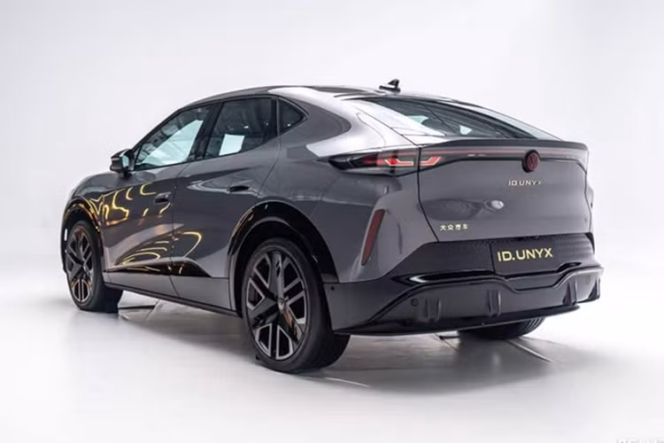 Volkswagen ID.UNYX đời đầu từng gặp khó khăn về doanh số khiến JAC Motors chịu lỗ vào năm 2024. Việc ra mắt ID.UNYX 06 với chiến lược giá bán quyết liệt cho thấy nỗ lực lớn của liên doanh này trong việc cải thiện tình hình kinh doanh và tăng sức hút trên thị trường.