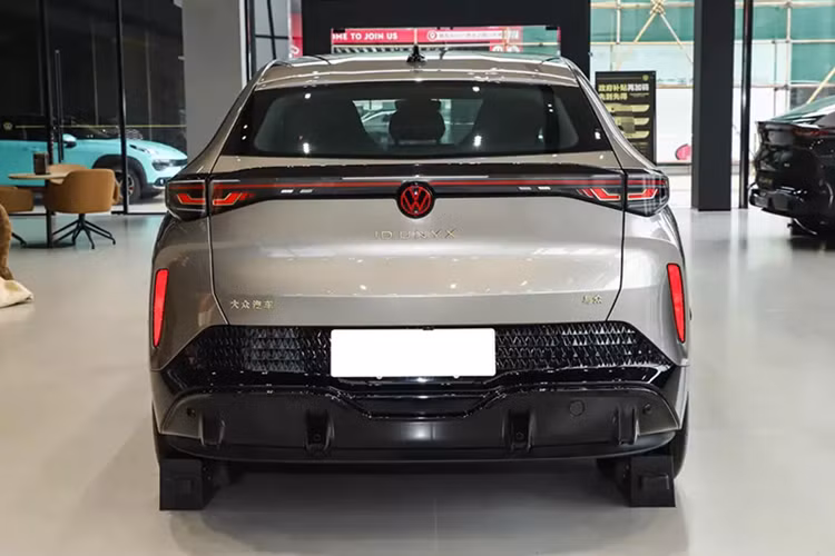 Phần đuôi xe nổi bật với thiết kế tích hợp cánh gió, cụm đèn hậu và đèn phanh trên cao, tạo nên hiệu ứng thị giác ba chiều nổi bật. Volkswagen ID.UNYX 06 được trang bị cụm đèn pha LED ma trận thông minh IQ.Light tiêu chuẩn. Ngoài ra, xe còn có thêm màu sơn mới mang tên xanh Twilight Blue.