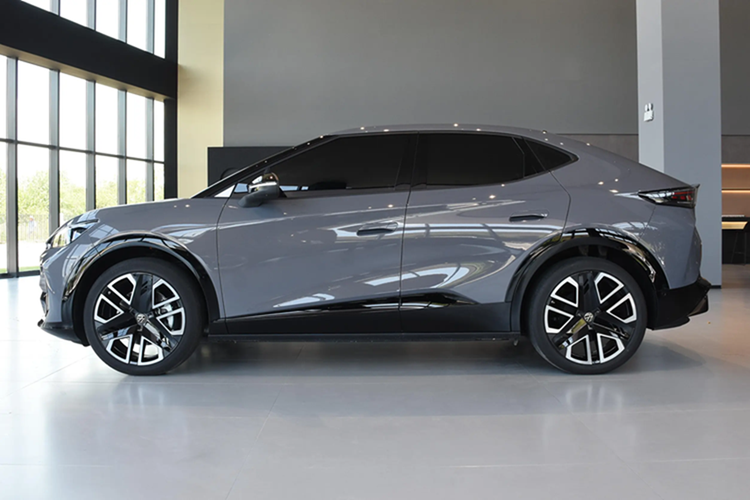 Những trang bị đáng chú ý khác của xe gồm có màn hình cảm ứng trung tâm 15 inch, hỗ trợ kết nối điện thoại thông minh qua Apple CarPlay, Baidu CarLife và Huawei HiCar, màn hình hiển thị thông tin kính lái với công nghệ thực tế ảo AR-HUD, hệ thống âm thanh 12 loa Harman Kardon, ghế trước sưởi/massage ghế trước,...