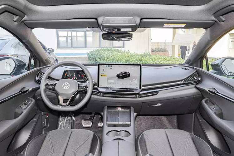 Bên cạnh đó là hệ thống hỗ trợ lái xe toàn hành trình Travel Assist 3.0 và trợ lý đỗ xe thông minh IQ.Park. Tại thị trường Trung Quốc, Volkswagen ID.UNYX 06 có cả phiên bản dẫn động cầu sau và 4 bánh.