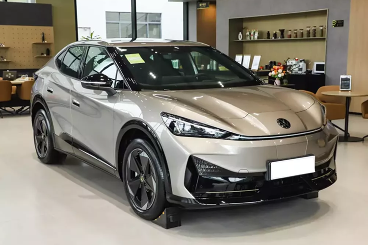  Volkswagen ID.UNYX 06 2025 mới chạy điện đã chính thức ra mắt tại thị trường Trung Quốc. Đây là phiên bản nâng cấp của mẫu xe điện Volkswagen ID.UNYX với nhiều cải tiến toàn diện, tập trung vào tính năng thông minh, giải trí và cá nhân hóa.