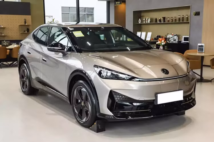  Volkswagen ID.UNYX 06 2025 mới chạy điện đã chính thức ra mắt tại thị trường Trung Quốc. Đây là phiên bản nâng cấp của mẫu xe điện Volkswagen ID.UNYX với nhiều cải tiến toàn diện, tập trung vào tính năng thông minh, giải trí và cá nhân hóa.