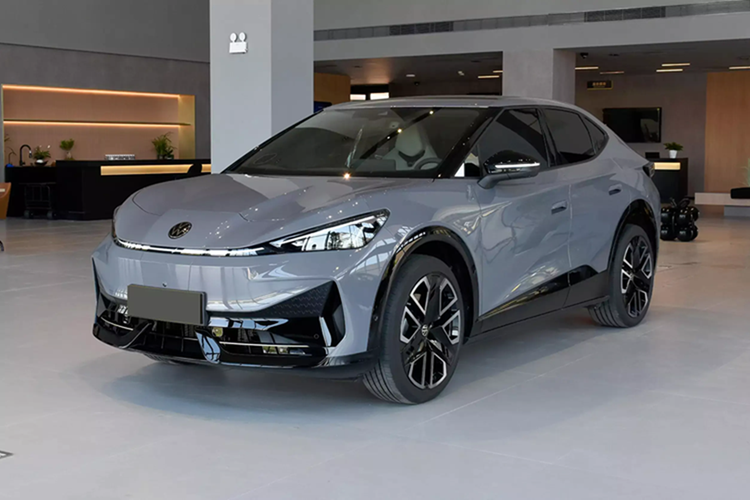 Chưa dừng ở đó, mẫu ô tô điện này còn được trang bị hệ thống giải trí ID.S 5.4 mới nhất với các tính năng mới như chơi điện tử trong xe, truy cập mạng xã hội hay chỉnh chế độ cá nhân. Hệ thống tạo mùi hương và giao diện người - máy cải tiến với 31 chức năng cũng được trang bị cho xe. Trợ lý ảo tích hợp trí tuệ nhân tạo thế hệ mới có thể tạo hình ảnh và nhận biết xe/kiến thức nâng cao.