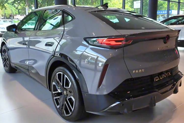 Tính năng an toàn cũng được nâng cấp với hệ thống cảnh báo phương tiện cắt ngang phía sau (RCTA) sử dụng thuật toán mới để phát hiện xe 2 bánh tốt hơn. Hệ thống phòng ngừa va chạm chủ động sử dụng cảm biến thông minh để dự đoán và chuẩn bị khi có nguy cơ tai nạn.