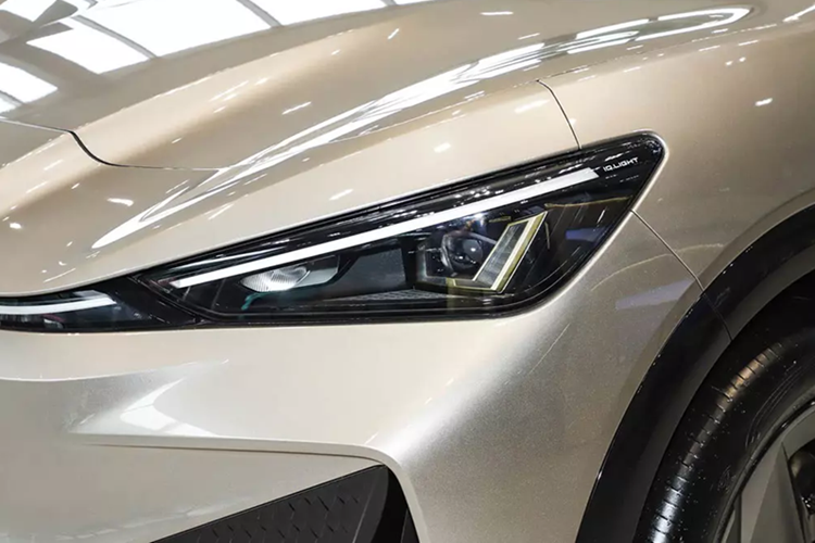 Về thiết kế, xe SUV điện Volkswagen ID.UNYX 06 có kiểu dáng khác biệt so với các mẫu xe Volkswagen truyền thống. Xe được trang bị mặt ca-lăng đóng kín theo phong cách xe điện và cản dưới được thiết kế thể thao với khe gió tối ưu khí động học.