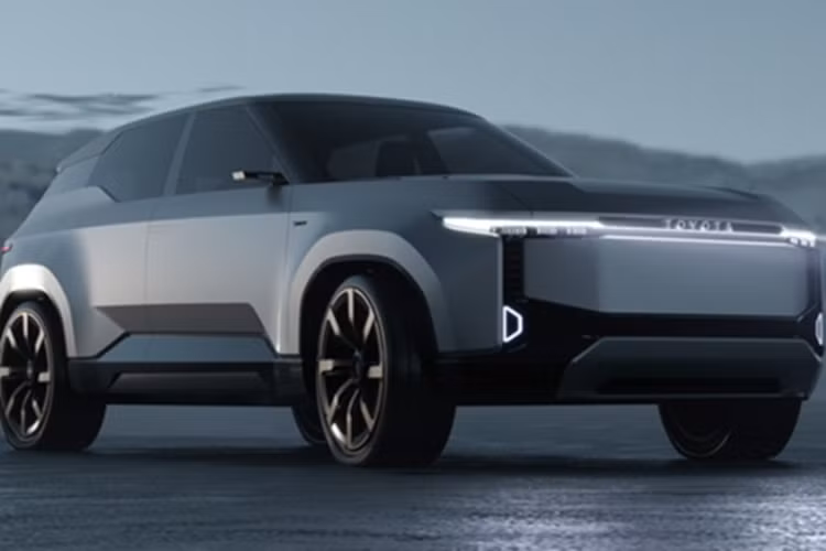 Trong đó, dự kiến sẽ có mẫu SUV Toyota Land Cruiser thuần điện và một bán tải điện. Mẫu xe còn lại hiện vẫn đang là ẩn số. Tại sự kiện công bố kế hoạch, Toyota cũng “nhá hàng” hình ảnh teaser của xe.