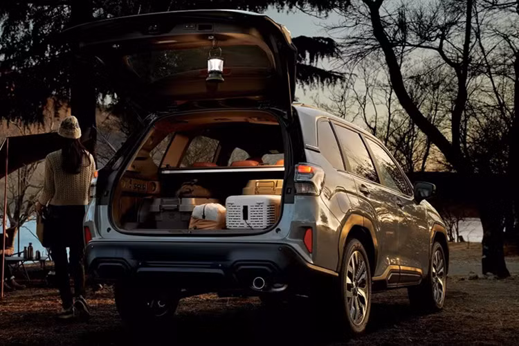 Chưa hết, Subaru Forester mới còn được cải tiến với cản trước rộng hơn và khung phụ phía trước nhằm tăng hiệu quả hấp thụ lực khi va chạm. Ở bản hybrid, bộ điều khiển điện (PCU) được chuyển lên phía trước để tăng dung tích bình xăng và nâng cao độ an toàn khi va chạm.