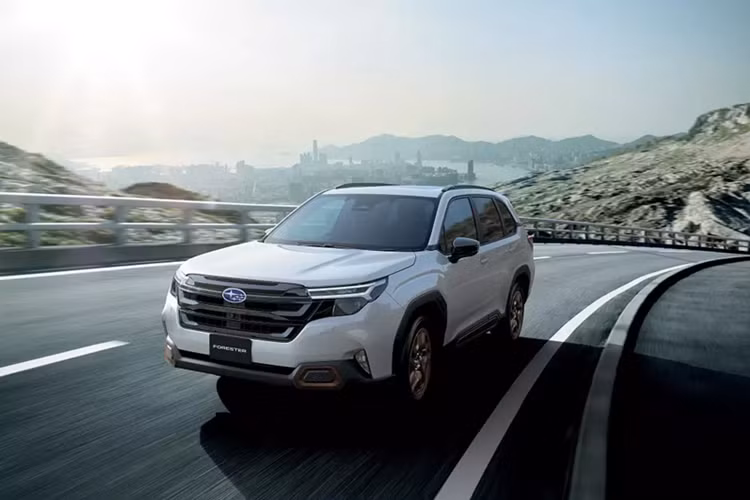 Thêm vào đó là bảng đồng hồ kỹ thuật số 12,3 inch và hệ thống âm thanh Harman Kardon có thêm loa siêu trầm 200 mm đặt trong cốp sau. Không chỉ tiện nghi hơn, nội thất của mẫu SUV cỡ C này còn có một số chi tiết thú vị như hình ảnh chim ruồi ở kính cửa sổ thứ ba bên sườn, cửa sổ trời toàn cảnh tùy chọn và hình núi Akagi trên kính sau. 