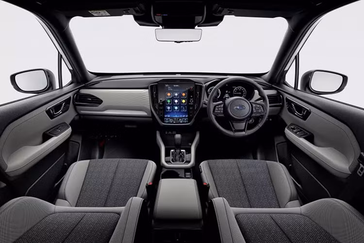 Một điểm mới đặc biệt của Subaru Forester 2025 là túi khí cho người đi bộ với kích thước lớn hơn. Đây là túi khí đầu tiên trên thế giới được thiết kế để bảo vệ người đi xe đạp. Túi khí hình chữ U này bao quanh cột A nhằm bảo vệ phần đầu của người đi xe đạp.