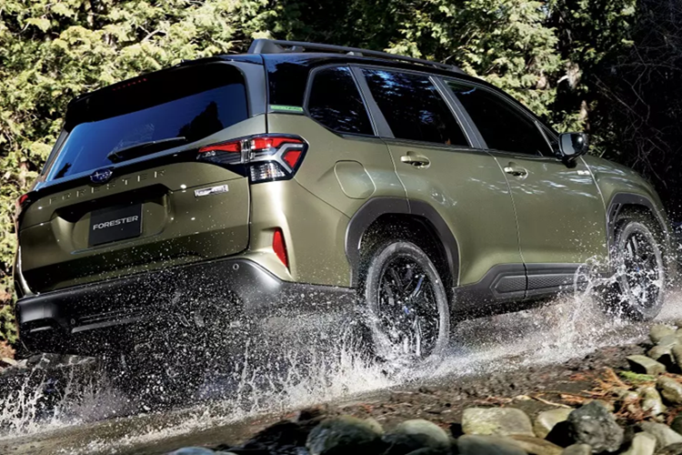 Theo đó, Subaru Forester 2025 tại thị trường Nhật Bản được trang bị động cơ xăng 4 xi-lanh, tăng áp, dung tích 1.8L, cho công suất tối đa 177 mã lực tại dải tua máy 5.200-5.600 vòng/phút và mô-men xoắn cực đại 300 Nm tại dải tua máy 1.600-3.600 vòng/phút. Động cơ đi kèm với hộp số tự động biến thiên vô cấp CVT Lineartronic và hệ dẫn động 4 bánh đối xứng đặc trưng của Subaru.