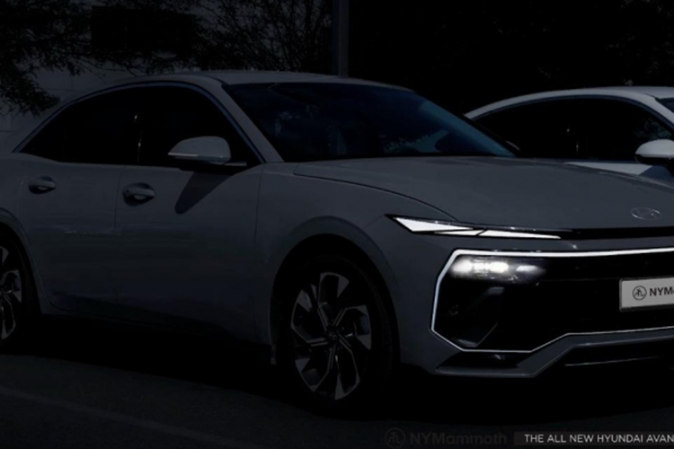 Về kích thước, Hyundai Elantra thế hệ mới có thể sẽ giữ nguyên nền tảng thế hệ hiện tại nhưng được tăng kích thước đôi chút để mang lại không gian rộng rãi và thoải mái hơn. Tuy nhiên, những thay đổi lớn về kích thước khó xảy ra, bởi Elantra hiện tại đã có kích thước tương đương Sonata thế hệ cũ.