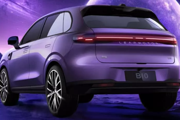 Chiếc BEV này sử dụng pin LFP cho công suất 56,2 kWh. Nó phù hợp với phạm vi hoạt động 510 km trong điều kiện CLTC. Biến thể tầm xa của Leapmotor B10 có bộ pin 67,1 kWh lớn hơn cho phạm vi hoạt động 600 km.