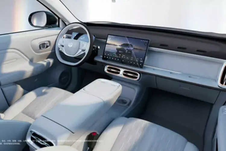 Bên trong, Leapmotor B10 chạy điện Trung Quốc có màn hình treo 14,6 inch và cụm đồng hồ LCD 8,8 inch. Cần số của mẫu xe này nằm sau vô lăng hình chữ D hai chấu. Đường hầm trung tâm của xe sử dụng hai miếng sạc không dây. Bảng điều khiển trung tâm của B10 có các điểm neo đặc biệt ở phía hành khách.