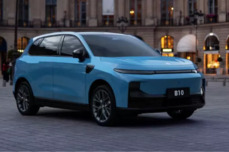 Leapmotor B10 là một chiếc crossover nhỏ gọn với kích thước bao gồm chiều dài, chiều rộng và chiều cao lần lượt sẽ là 4515/1885/1655 mm và chiều dài cơ sở 2735 mm. Đầu xe Leapmotor B10 sử dụng hai đèn chạy mỏng được nối với nhau bằng một dải đèn LED. Cản trước tích hợp đèn pha và cửa hút gió.