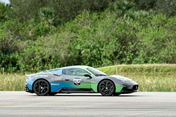 Cụ thể, trường đại học khoa học công nghệ lớn nhất của Ý, Politecnico di Milano, đã hợp tác với Indy Autonomous Challenge để xác lập kỷ lục tốc mới với công nghệ lái xe tự động. Họ đã thực hiện thành công tại Trung tâm vũ trụ Kennedy, nơi có đường băng dành riêng cho tàu con thoi dài 4,5 km, lý tưởng để chạy một chiếc ôtô với tốc độ cực cao.