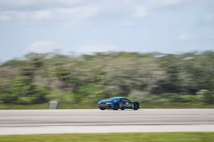 Siêu xe Maserati MC20 tận dụng phần mềm từ nhóm PoliMOVE-MSU, một phần của bộ phận hiệu suất của AIDA (Trí tuệ nhân tạo lái xe tự động từ Politecnico di Milano). Video được ghi lại trong quá trình thử nghiệm cho thấy chiếc Maserati đã xử lý một cách hoàn hảo khi đi theo một đường thẳng trên đường băng và tăng tốc trong suốt quá trình.