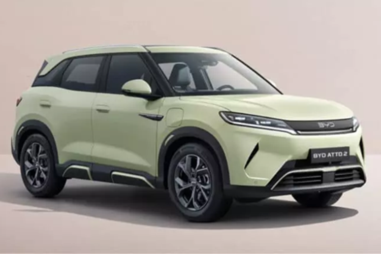 Chiếc crossover điện cỡ nhỏ BYD Atto 2 2025 mới sẽ ra mắt tại Pháp với mức giá khởi điểm là 28.990 EUR (30.450 USD). Mẫu xe này sẽ sớm được bán ra, cạnh tranh với các đối thủ từ Kia, Opel và Peugeot. Atto 2 được bán tại Trung Quốc dưới tên Yuan Up .