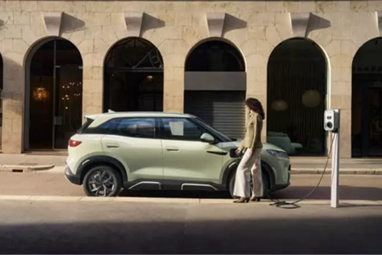 Chiếc crossover điện cỡ nhỏ BYD Yuan Up đã gia nhập thị trường Trung Quốc vào tháng 3/2024 với mức giá dao động từ 96.800 – 119.800 nhân dân tệ (13.350 – 16.530 USD). Doanh số bán hàng trong nước của xe đạt 134.839 chiếc vào năm ngoái. Năm nay, BYD sẽ ra mắt Yuan Up tại châu Âu dưới tên gọi Atto 2.