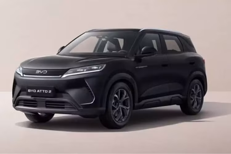 BYD Atto 2 (Yuan Up) đứng trên kiến trúc mô-đun e-Platform 3.0. Chiếc crossover nhỏ này có kích thước 4310/1830/1675 mm và chiều dài cơ sở 2620 mm. Nó có bốn biến thể màu thân xe: xanh lá cây, xám, trắng và đen. Sức chứa cốp xe đạt 400 lít. Sức chứa tối đa khi gập hàng ghế sau là 1.340 lít.