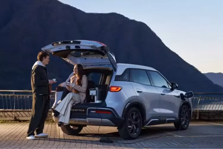 Phiên bản Atto 2 Boost đắt tiền hơn có gương chiếu hậu gập điện, vô lăng có sưởi, ghế có sưởi, đèn chiếu sáng xung quanh, kệ để đồ Boost, màn hình 12,8 inch và tám loa. Các tính năng khác bao gồm radar đỗ xe phía trước và hệ thống camera quan sát xung quanh. Giá của nó vẫn chưa được tiết lộ.