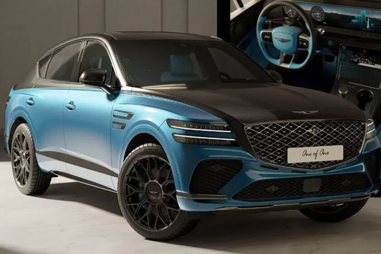 Xe sở hữu ngoại thất màu xanh lam chủ đạo, kết hợp với lớp hoàn thiện màu đen cho mui xe và trụ xe. Bên cạnh đó là các khu vực điểm nhấn được sơn đen và bộ mâm hợp kim nan hoa hình chữ Y với nắp chụp trung tâm nổi. Bộ phối màu đen – xanh lam tiếp tục được thể hiện bên trong khoang nội thất của chiếc Genesis GV80.