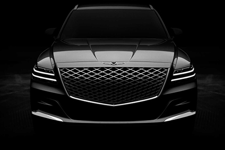 Ghế bọc da thể hiện họa tiết đặc biệt, trong khi các chi tiết chèn trên bảng điều khiển và bảng điều khiển trung tâm được trang trí bằng lớp hoàn thiện bằng sợi carbon.