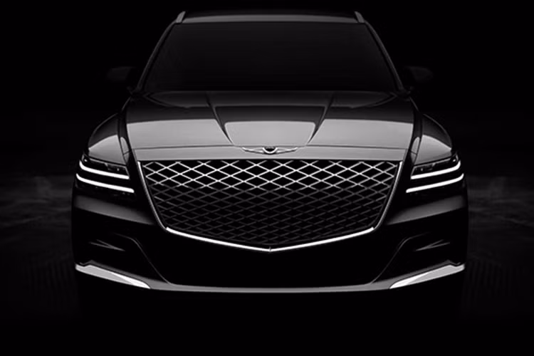 Ghế bọc da thể hiện họa tiết đặc biệt, trong khi các chi tiết chèn trên bảng điều khiển và bảng điều khiển trung tâm được trang trí bằng lớp hoàn thiện bằng sợi carbon.