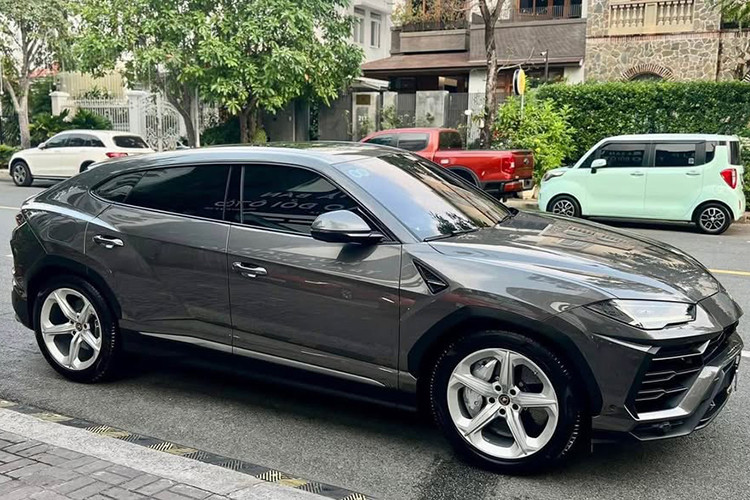 Mức giá xe Lamborghini Urus cũ đã qua sử dụng này được chủ nhân chào bán khoảng hơn 10 tỷ đồng, không đưa mức cụ thể. Tuy nhiên đây chắc chắn là một món hời cho các đại gia trẻ hiện nay, bởi nó mới chỉ lăn bánh khoảng 1.345km.