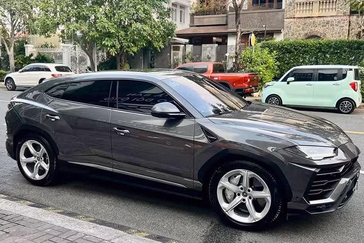 Mức giá xe Lamborghini Urus cũ đã qua sử dụng này được chủ nhân chào bán khoảng hơn 10 tỷ đồng, không đưa mức cụ thể. Tuy nhiên đây chắc chắn là một món hời cho các đại gia trẻ hiện nay, bởi nó mới chỉ lăn bánh khoảng 1.345km.