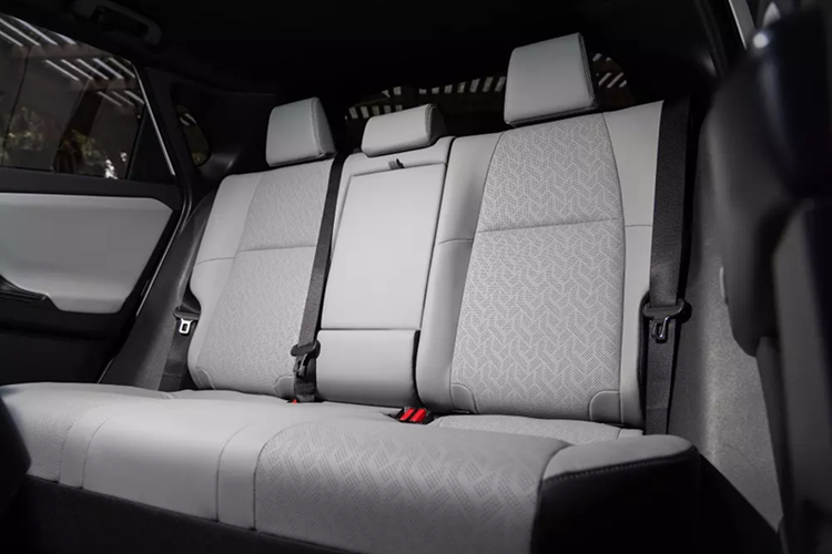 Đây là chuẩn sạc mà nhiều hãng xe khác cũng đang áp dụng. Chưa hết, Subaru Solterra 2026 còn sở hữu khoảng sáng gầm 210 mm cùng hệ thống X-Mode với hai chế độ Snow/Dirt (tuyết/bùn) và Deep Snow/Mud (tuyết sâu/bùn lầy), tích hợp hệ thống điều khiển lực kéo cũng như hệ thống hỗ trợ xuống dốc.