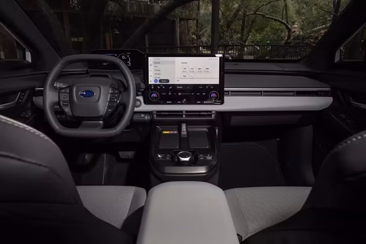 Ở phiên bản mới, Subaru Solterra vẫn sử dụng hệ dẫn động 4 bánh với 2 mô-tơ điện, tạo sự khác biệt với người anh em Toyota bZ4X. Công suất của Solterra bản tiêu chuẩn đã tăng từ 215 mã lực lên 233 mã lực. Ngoài ra, hãng Subaru còn bổ sung phiên bản XT mới mạnh mẽ hơn cho dòng xe điện này.