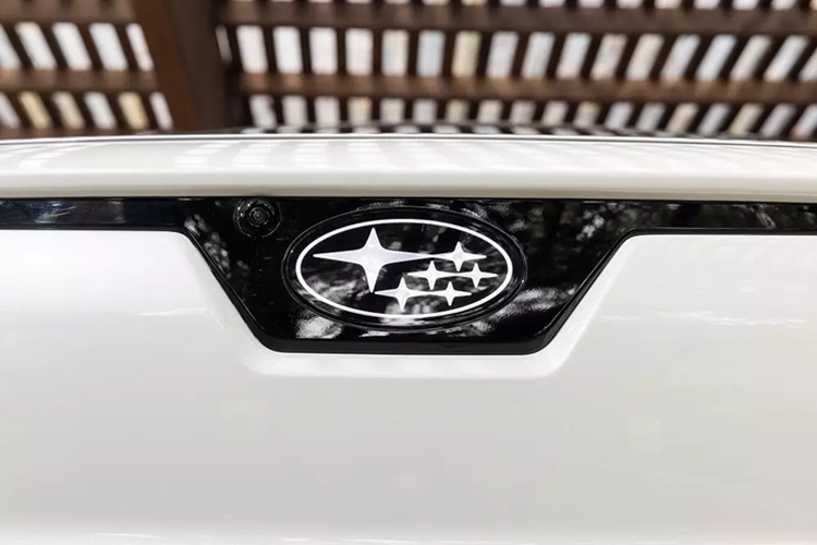Bên trong khoang lái, màn hình thông tin giải trí đã được nâng cấp lên 14 inch trong khi cụm điều khiển trung tâm có thêm 2 đế sạc không dây. Hộc chứa đồ có nắp đậy ở cụm điều khiển trung tâm đã biến mất. Cần số và các nút điều khiển xung quanh cũng đã được thay đổi vị trí.