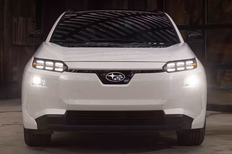 Bên ngoài, SUV điện Subaru Solterra 2026 sở hữu phần đầu xe mới với thiết kế mượt mà hơn. Phần viền đen giả lưới tản nhiệt trên đầu xe của phiên bản cũ đã bị loại bỏ. Trong khi đó, cụm đèn pha chính được tách rời khỏi dải đèn LED ban ngày 6 phần. Đây là đặc điểm nhận dạng của các mẫu xe Subaru đời mới, tương tự Outback và Trailseeker.