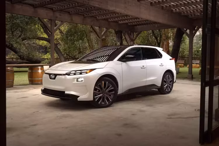  Subaru Solterra 2026 mới - mẫu xe song sinh của Toyota bZ4X - vừa được bổ sung phiên bản nâng cấp tại thị trường Mỹ. Mẫu xe điện này đã được giới thiệu tại Triển lãm Ô tô Quốc tế New York (NYIAS) 2025 với diện mạo mới cùng cải tiến về hiệu suất và phạm vi hoạt động.