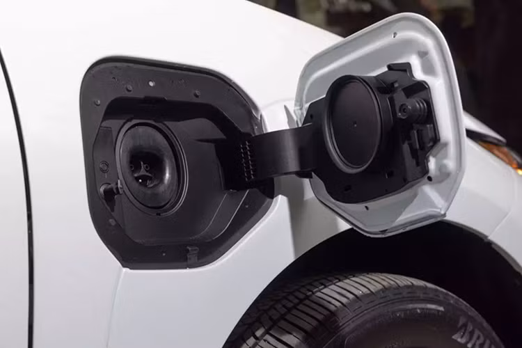 Subaru cũng cải tiến hệ thống treo và trợ lực lái điện để nâng cao khả năng điều khiển cũng như phản hồi vô lăng. Tất cả các phiên bản của Subaru Solterra mới đều được trang bị gói công nghệ an toàn EyeSight tiêu chuẩn, bao gồm hệ thống phanh tự động trước va chạm