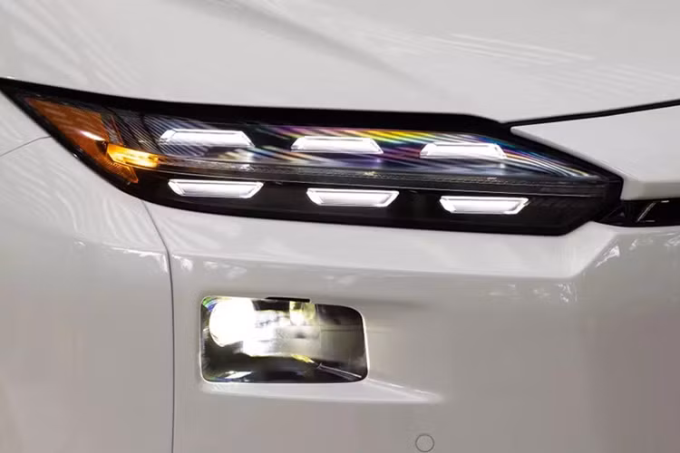 Ngoài ra, mẫu ô tô điện này còn có logo phía trước tích hợp đèn và logo phía sau bị thay bằng tem chữ nổi "Subaru". Viền nhựa xung quanh hốc bánh nay đã được sơn cùng màu thân xe. Tuỳ theo phiên bản, xe sẽ dùng mâm 18 inch hoặc 20 inch.