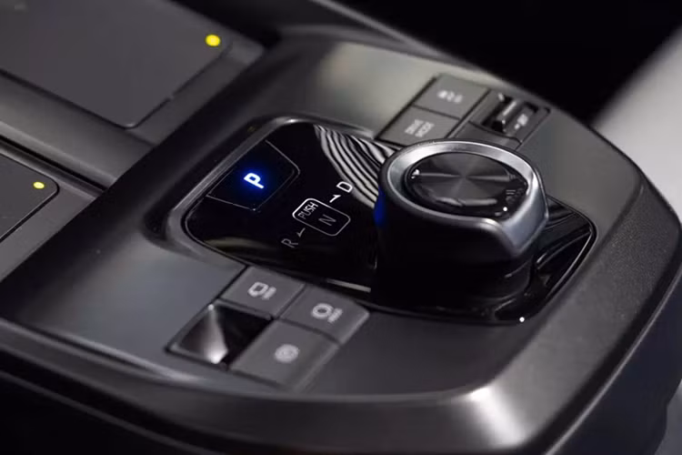 Solterra XT có công suất tối đa 338 mã lực nên có thể tăng tốc từ 0-96 km/h trong thời gian chưa đến 5 giây. Cả hai phiên bản của Subaru Solterra 2026 đều sử dụng cụm pin có dung lượng lớn hơn, đạt 74,7 kWh, giúp tăng phạm vi hoạt động lên đến 459 km, vượt trội so với phiên bản cũ (357–365 km).