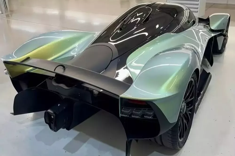 Cụ thể đó là điểm độc đáo của Aston Martin Valkyrie là không có gương chiếu hậu truyền thống mà chỉ có camera được gắn trên thân xe, điều này lại gây bất tiện vì xe không hợp pháp để đăng kiểm tại Việt Nam, vì chưa có quy định rõ ràng về gương kỹ thuật số.