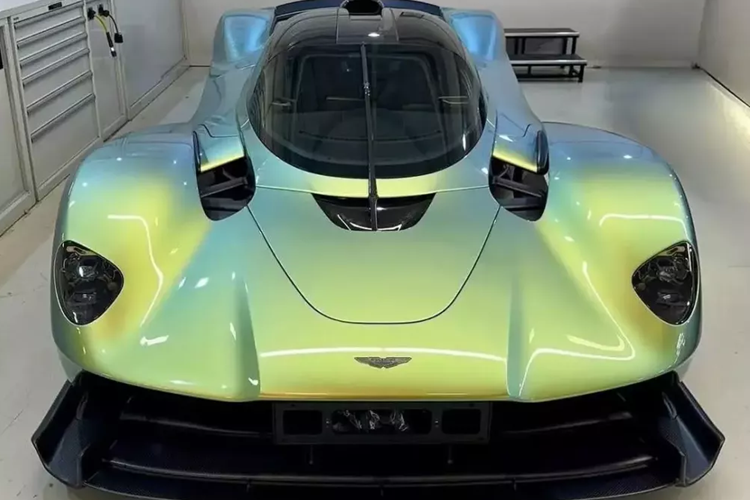 Vị đại gia Việt này cho biết sẵn sàng chi ra 350 tỷ đồng để mua Aston Martin Valkyrie này nhưng phía nhập xe nói rằng nó không phù hợp để đăng kiểm tại Việt Nam.