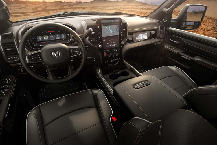 Limited và Longhorn Limited tiến xa hơn một bước khi bổ sung hệ thống thông tin giải trí Uconnect 5 14,5 inch mới. Nói về các tùy chọn, có một màn hình hành khách phía trước 10,25 inch mới có sẵn.