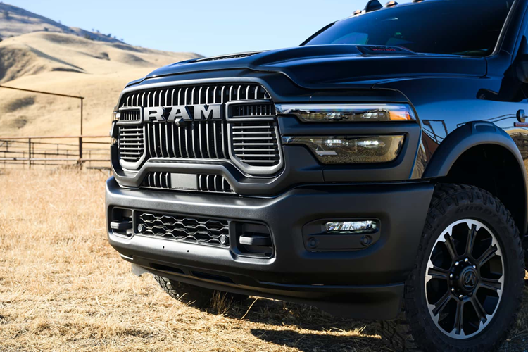 Đó không phải là thay đổi duy nhất vì hộp số tự động sáu cấp đã được nâng cấp thành hộp số tám cấp mới từ ZF. Điều này cho phép có bước nhảy vọt lớn về hiệu suất khi Ram 2500 chạy bằng động cơ diesel hiện có thể tăng tốc từ 0 – 96 km/h trong 6,9 giây, cải thiện 1,1 giây so với thế hệ tiền nhiệm.