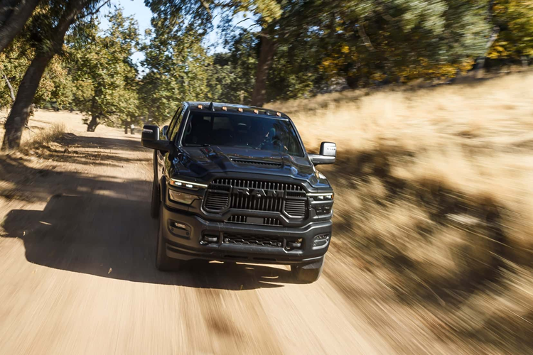 Khối động cơ tăng áp trên xe bán tải Ram 2500 và Ram 3500 này được trang bị kết hợp với piston chịu lực nặng, bộ tăng áp mới, van nạp/xả lớn hơn và hệ thống nhiên liệu áp suất cao hơn.